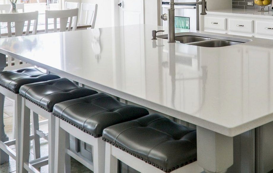 White kitchen worktop island with an undermount sink